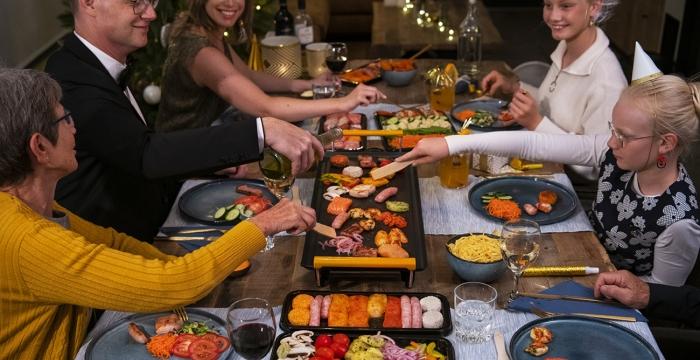 Familie die een Kerst diner eet