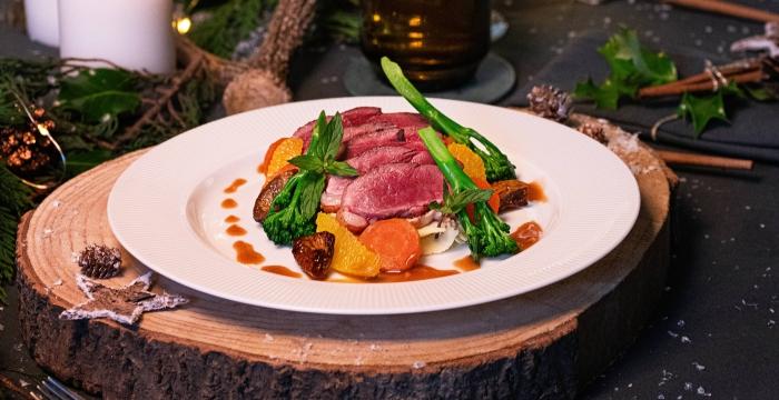 Sappige eendenborst met sinaasappelsaus en puree