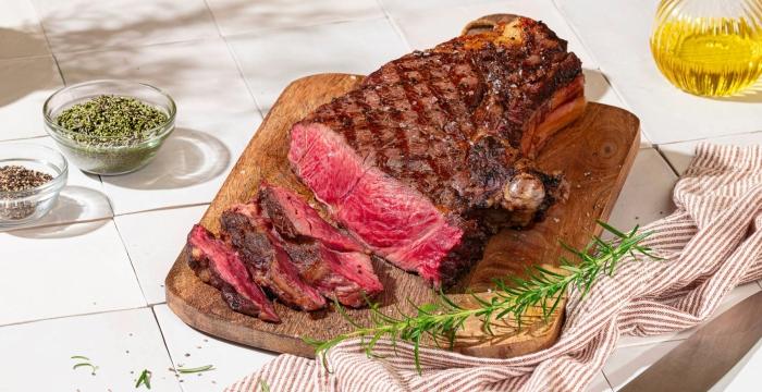 Côte à l'os met provencaalse kruiden