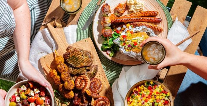 bbqinspiratie-bbqtafel-vlees-en-bijgerechten