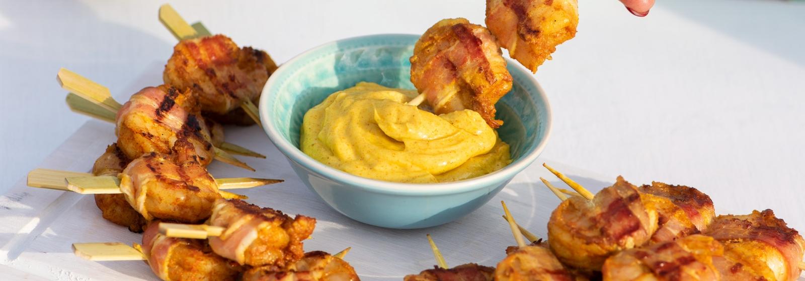 Spiesje van scampi met spek