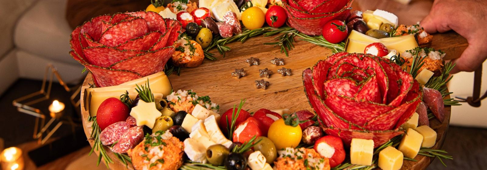 Tapaskrans met preparé en salamiroosjes