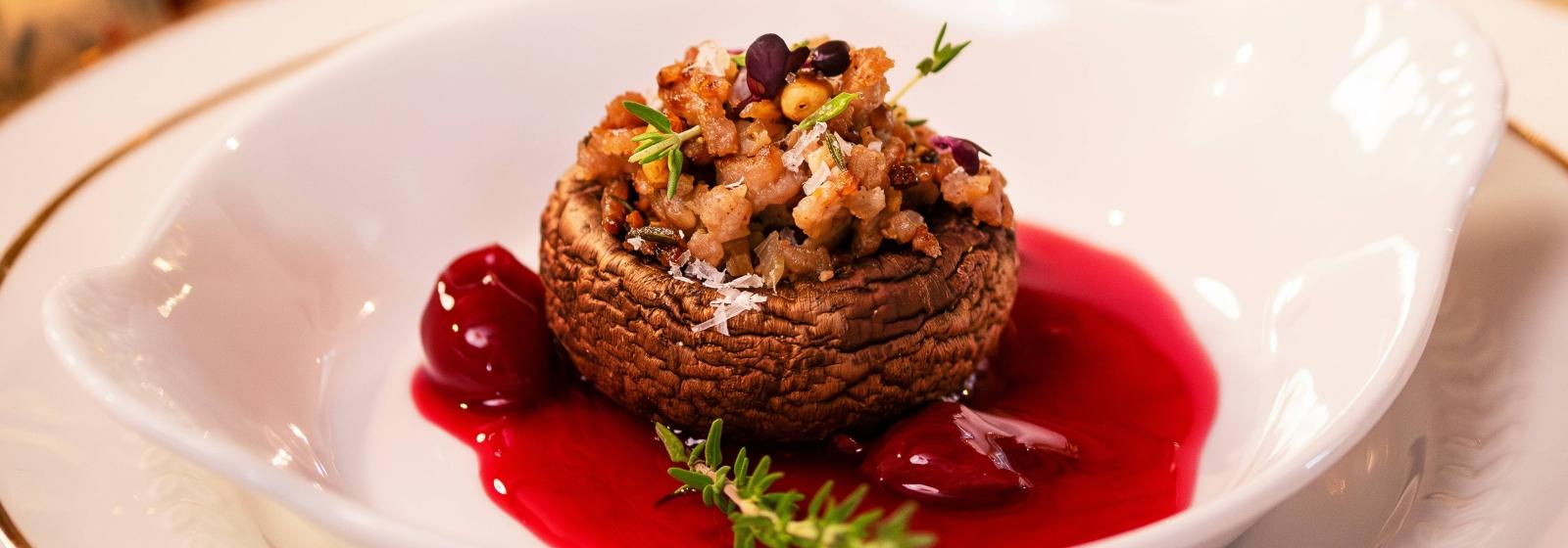 Gevulde kastanjechampignons met gehakt en kriekensaus