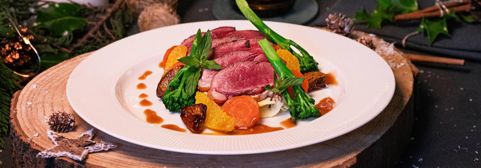 Sappige eendenborst met sinaasappelsaus en puree