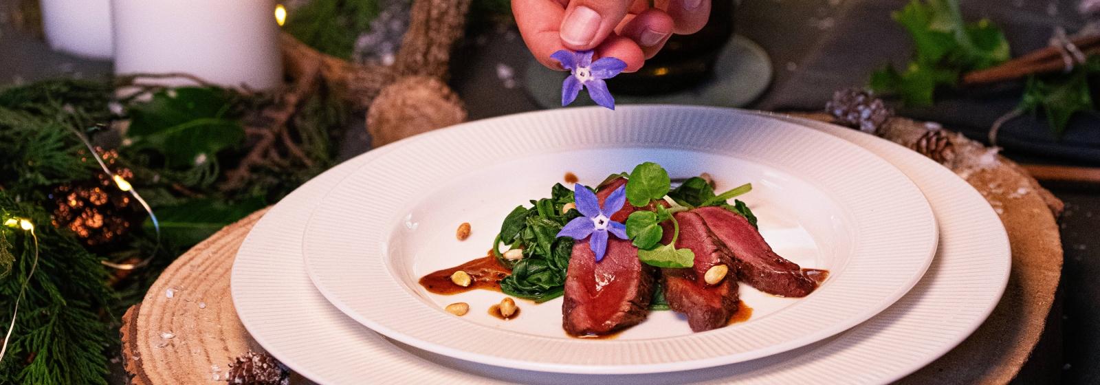 Feestelijk voorgerecht met hertensteak en spinazie