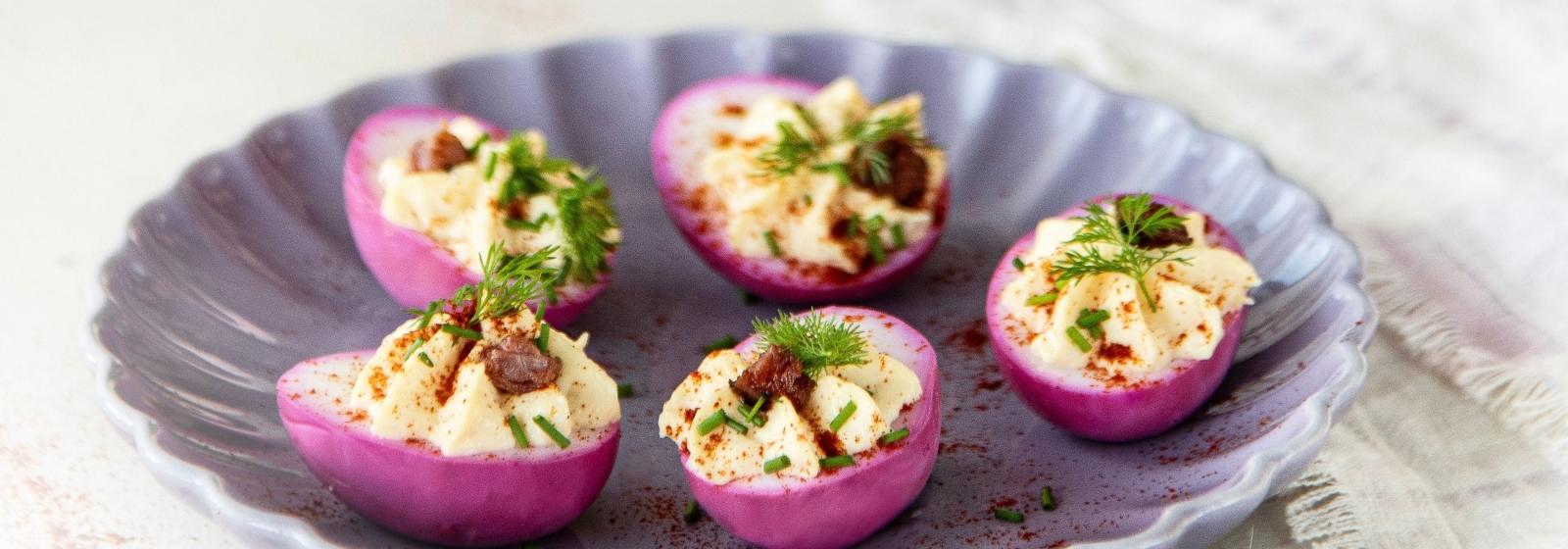 Paasrecept gevulde eieren met rodebietensalade