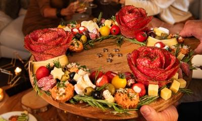 Tapaskrans met preparé en salamiroosjes