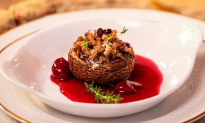 Gevulde kastanjechampignons met gehakt en kriekensaus