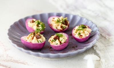 paasrecept-gevulde-eieren-rodebietensalade