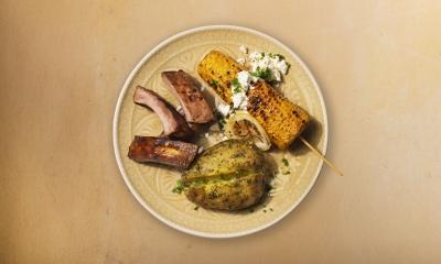 Goed weer: Ribbetjes van de BBQ met gepofte aardappel, gegrilde maïs en courgette