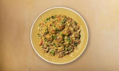 Slecht weer: Kruidige kippenballetjes in de oven met rijst en currysaus