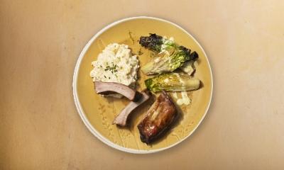 Slecht weer: Ribbetjes uit de oven met honing, aardappelsalade en sla