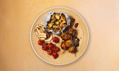 Goed weer: Sticky BBQ-kippenballetjes met krieltjes en gegrilde groenten 