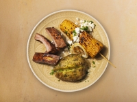 Goed weer: Ribbetjes van de BBQ met gepofte aardappel, gegrilde maïs en courgette
