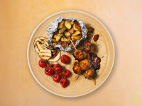 Goed weer: Sticky BBQ-kippenballetjes met krieltjes en gegrilde groenten 