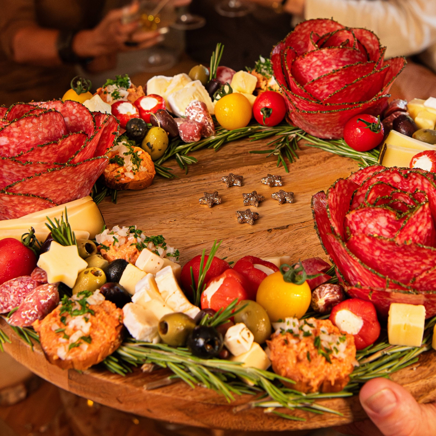 Tapaskrans met preparé en salamiroosjes