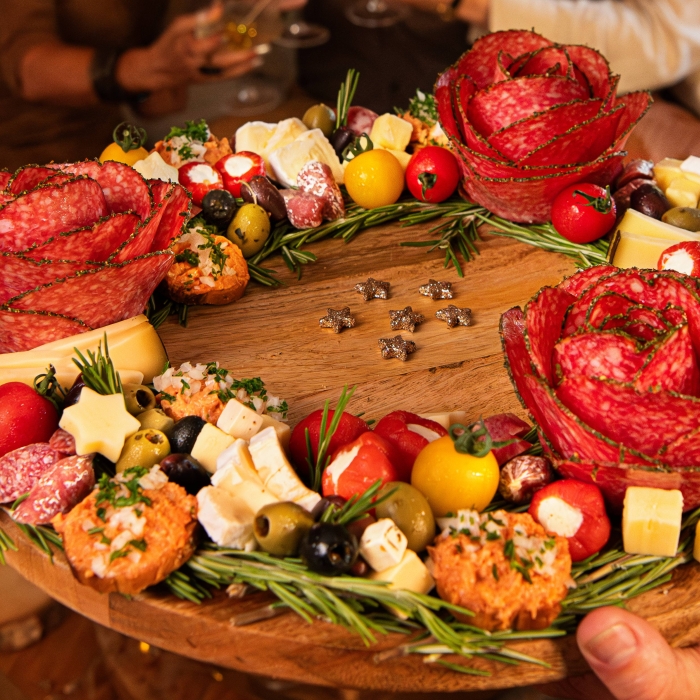 Tapaskrans met preparé en salamiroosjes