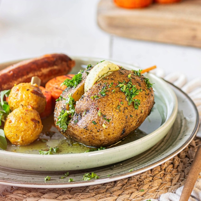 Gepofte aardappel met kruidenboter