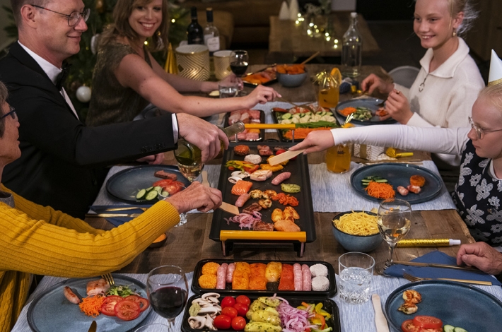 Familie die een Kerst diner eet