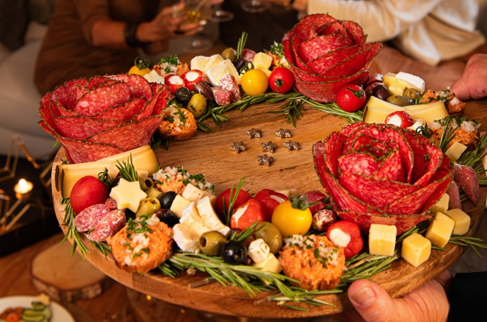 Tapaskrans met preparé en salamiroosjes