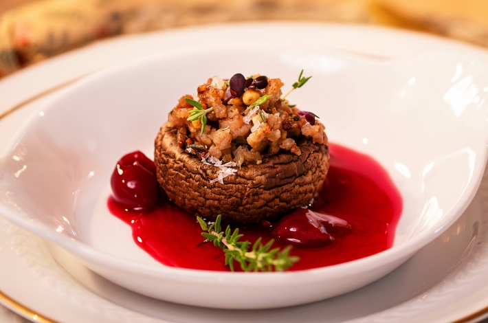 Gevulde kastanjechampignons met gehakt en kriekensaus