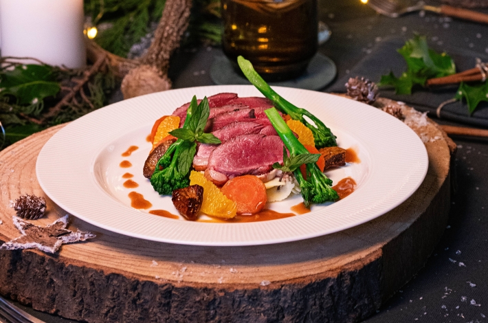 Sappige eendenborst met sinaasappelsaus en puree