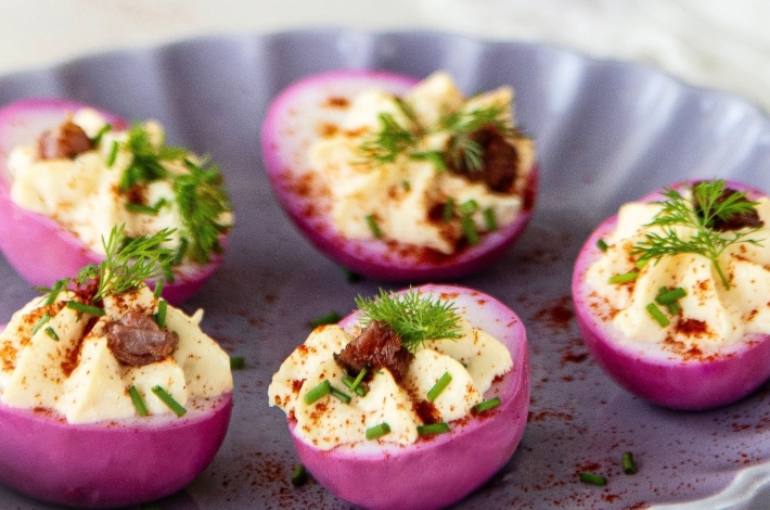 Paasrecept gevulde eieren met rodebietensalade 