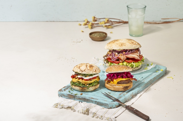 BBQ_Burgers_MediterraanseKipburgerMetPesto_RundsburgerMetGourmetburgersaus_SmokyBeenhamMetGegrildeUiEnHoningmosterdmayo